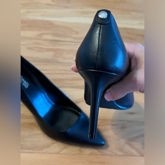 Michael Kors Dorothy Flex Leather Pump - Picture 12 of 12